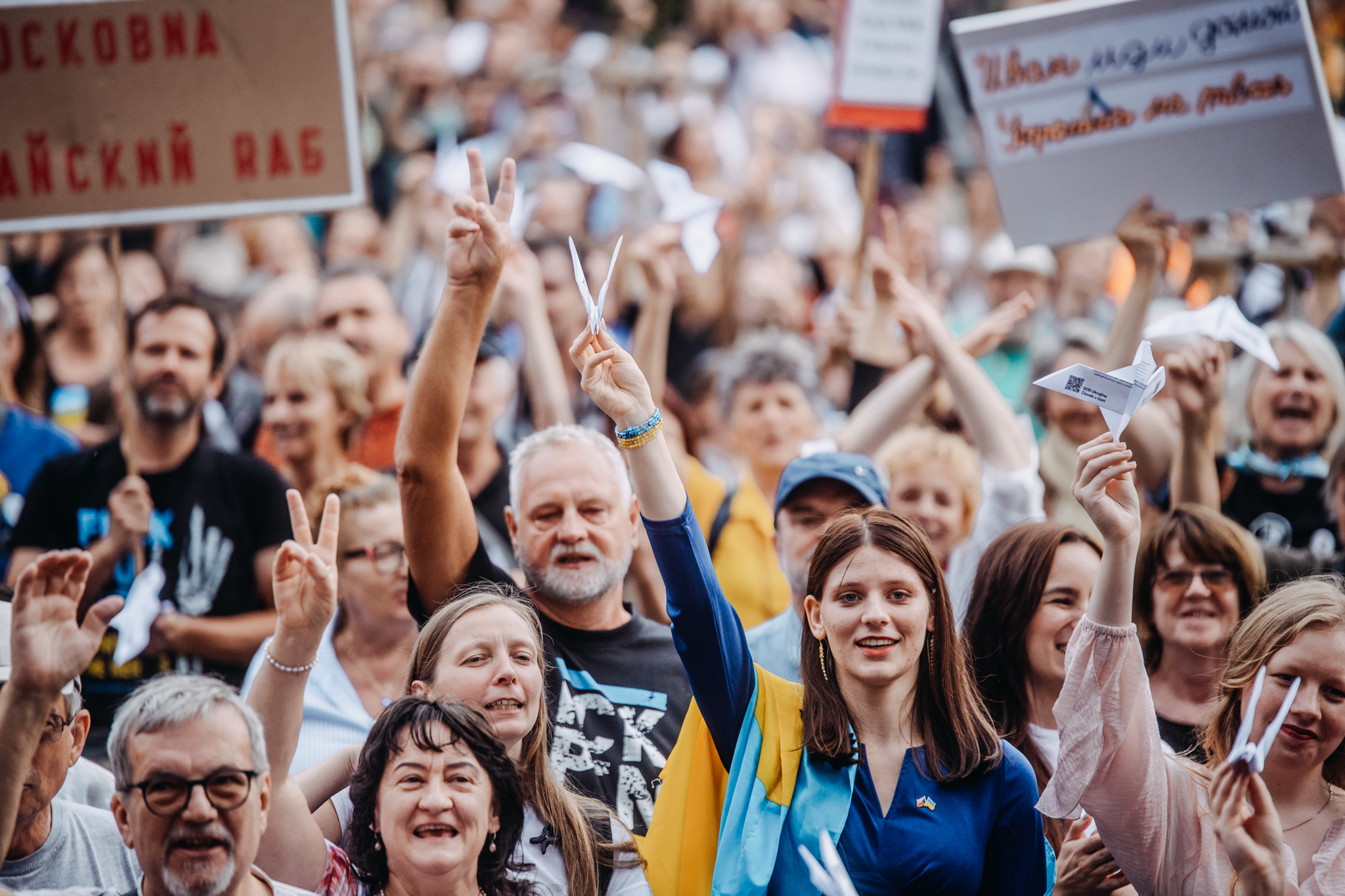 Jdi domů, Ivane! Stovky lidí před ruským velvyslanectvím si připomněly okupaci a podpořily Ukrajinu